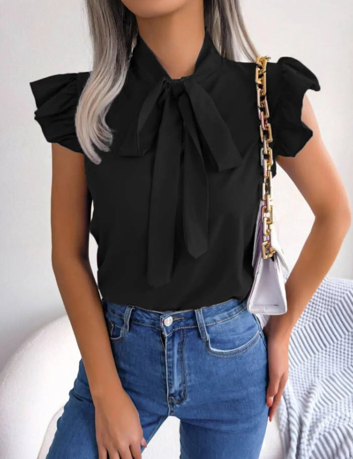 Blusa de mujer con mangas con volantes, lazo delantero y escote elegante