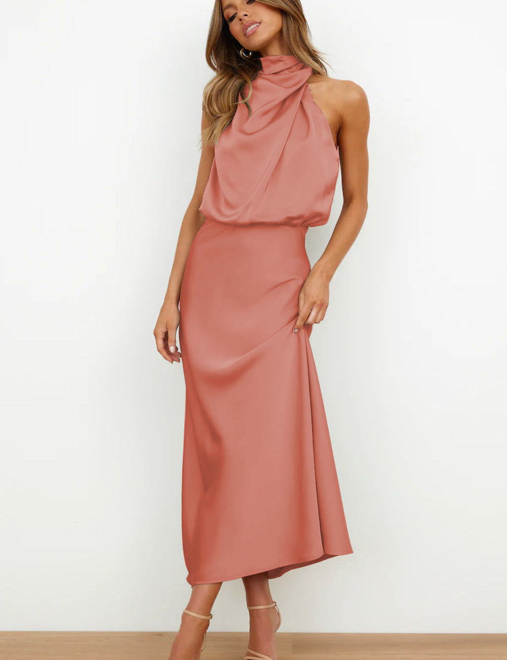 Vestido largo elegante con cuello halter para mujer