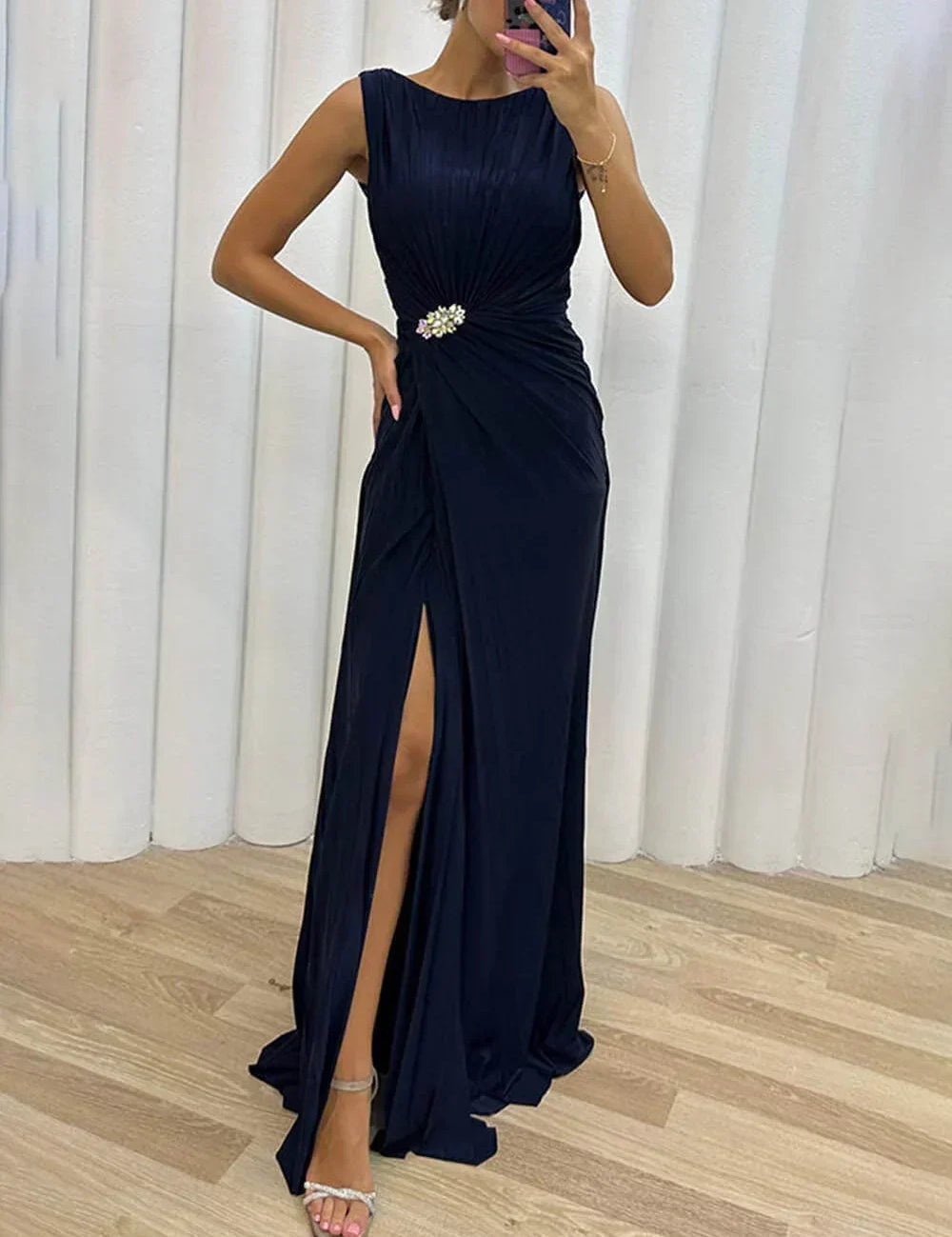 Vestido largo plisado para mujer con abertura alta y detalle de alfiler
