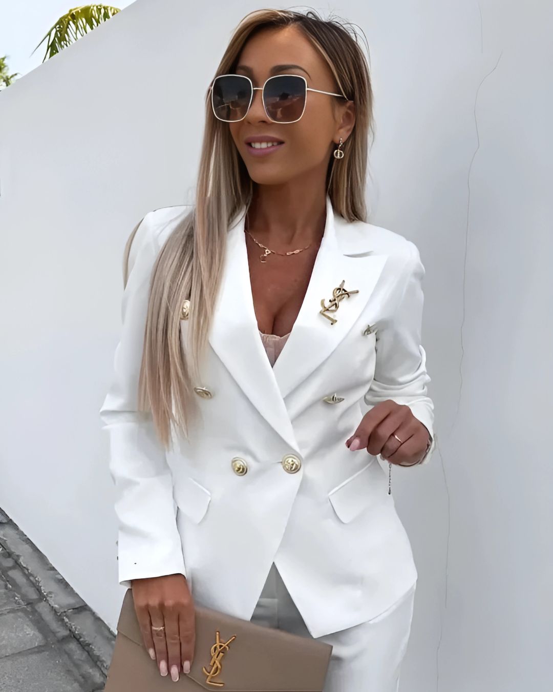 Traje cruzado sofisticado para mujer con corte entallado