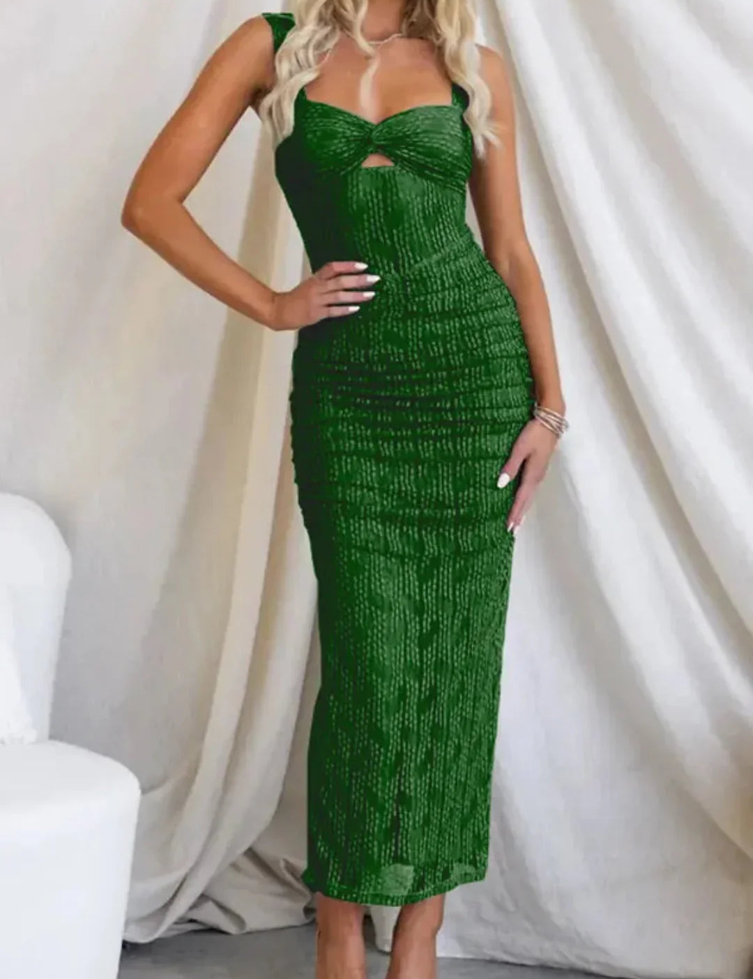 Vestido largo ajustado con paneles de malla y detalles fruncidos para mujer