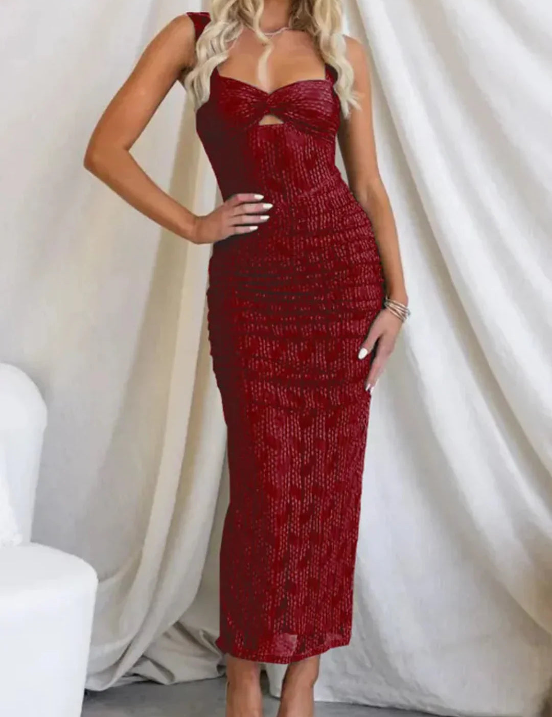 Vestido largo ajustado con paneles de malla y detalles fruncidos para mujer