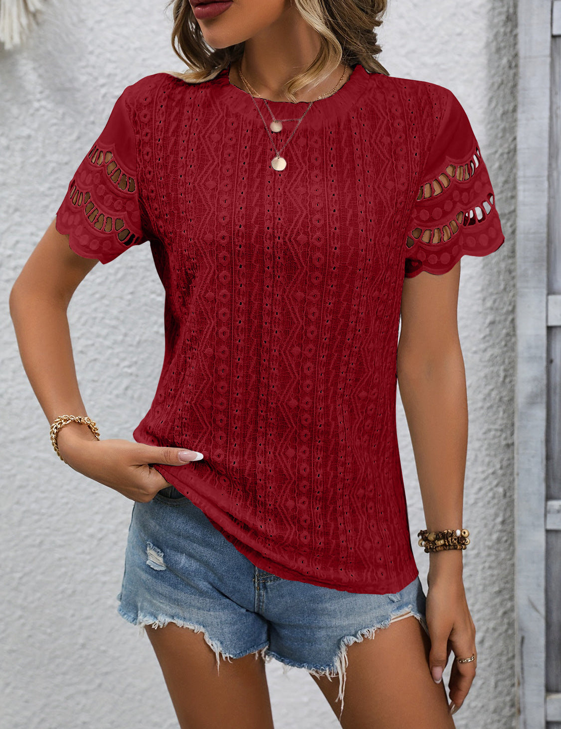 Top de manga corta con ojales para mujer, cuello redondo y detalle festoneado