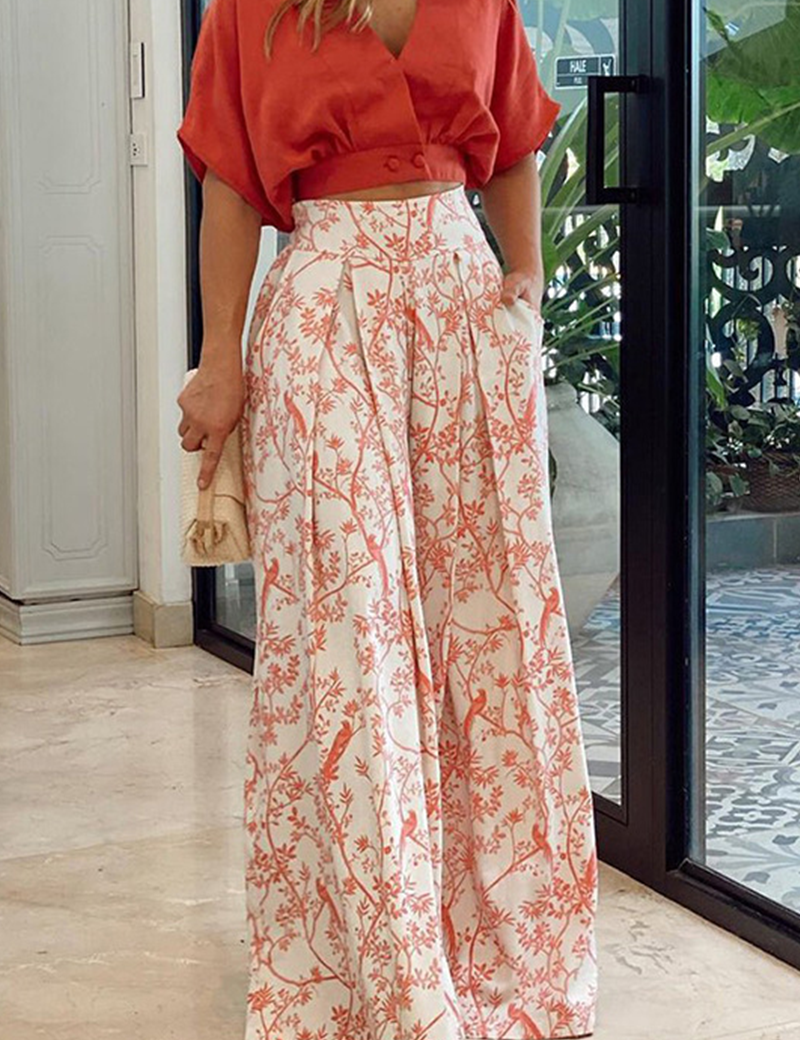 Elegante conjunto de dos piezas para mujer con top corto y pantalón ancho.