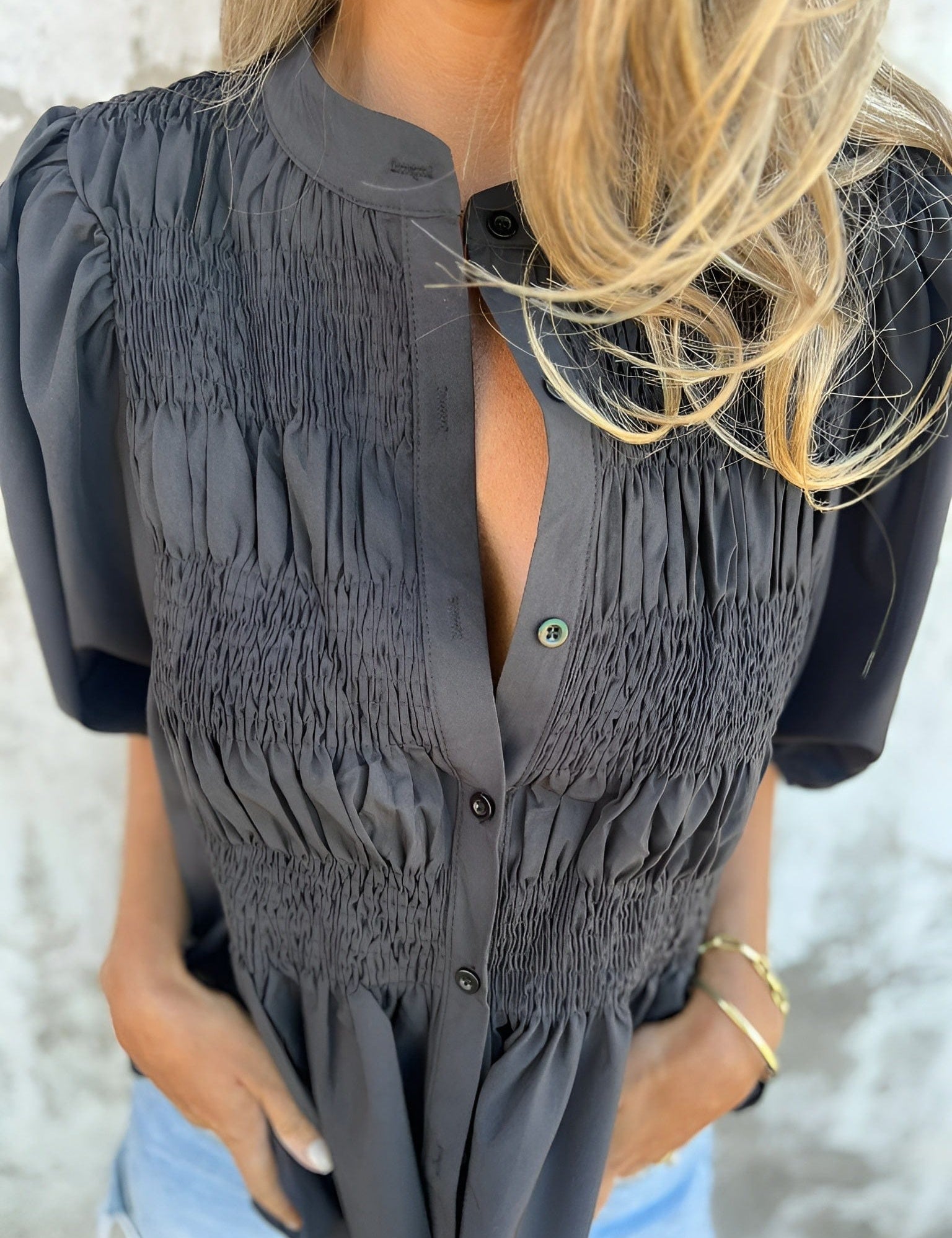 Blusa abotonada para mujer con cuerpo fruncido y mangas abullonadas