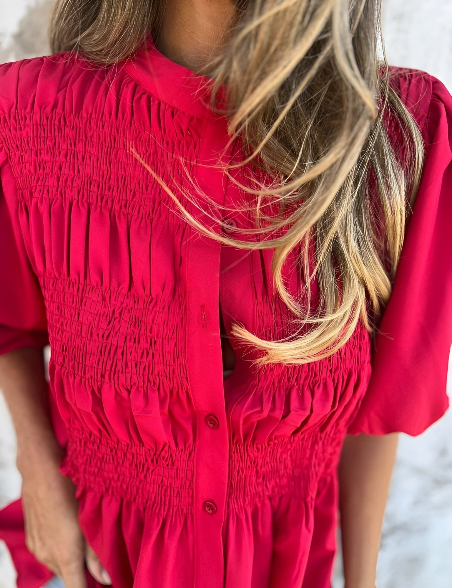 Blusa abotonada para mujer con cuerpo fruncido y mangas abullonadas