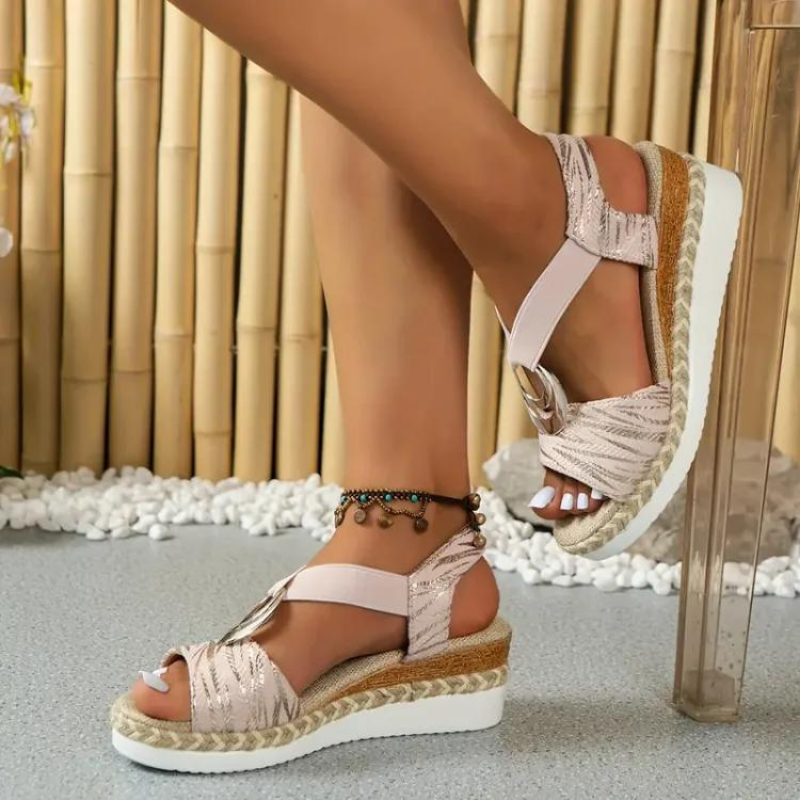 Sandalias de cuña elegantes para mujer con aro decorativo y correa ajustable