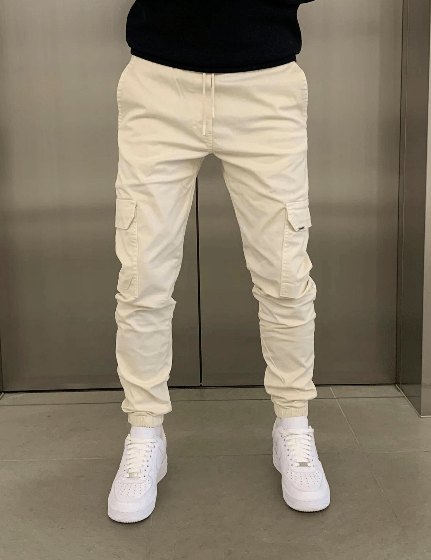 Pantalones cargo ajustados para hombre con cintura ajustable y múltiples bolsillos