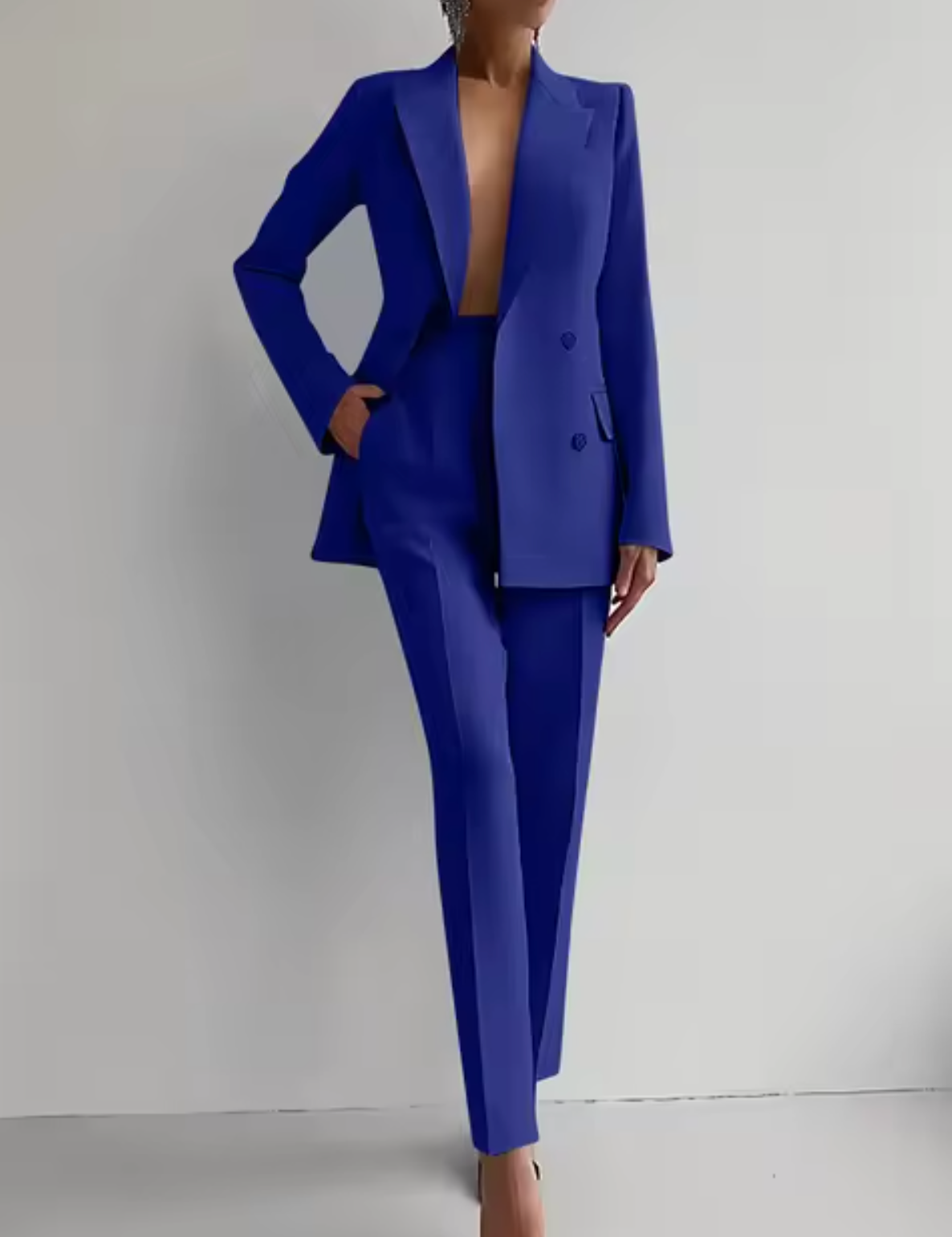 Traje elegante de mujer con blazer y pantalón plisado