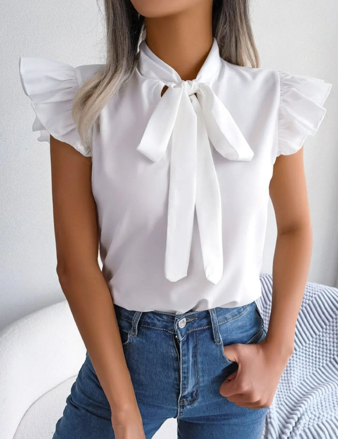 Blusa de mujer con mangas con volantes, lazo delantero y escote elegante