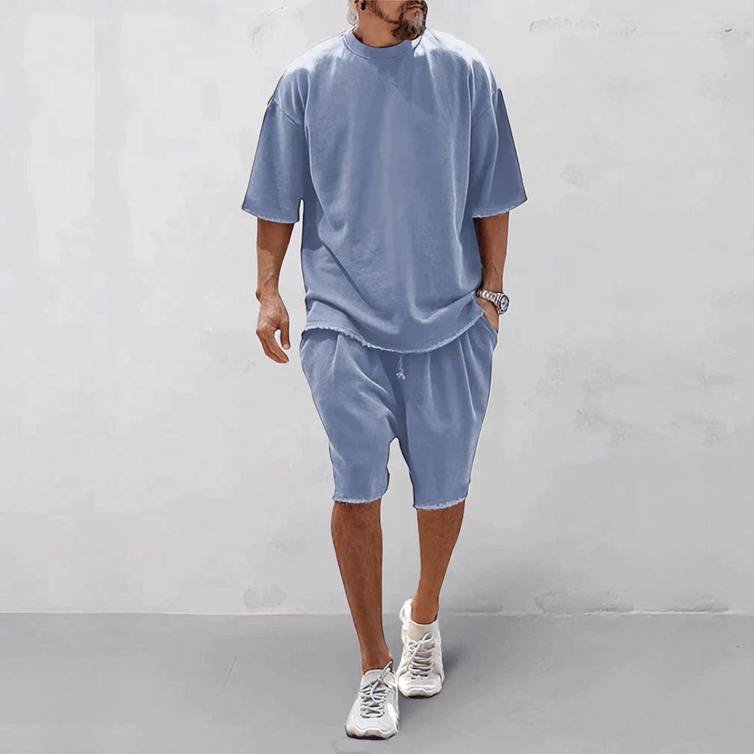 Conjunto de camiseta con bordes sin rematar y pantalones cortos hasta la rodilla para hombre