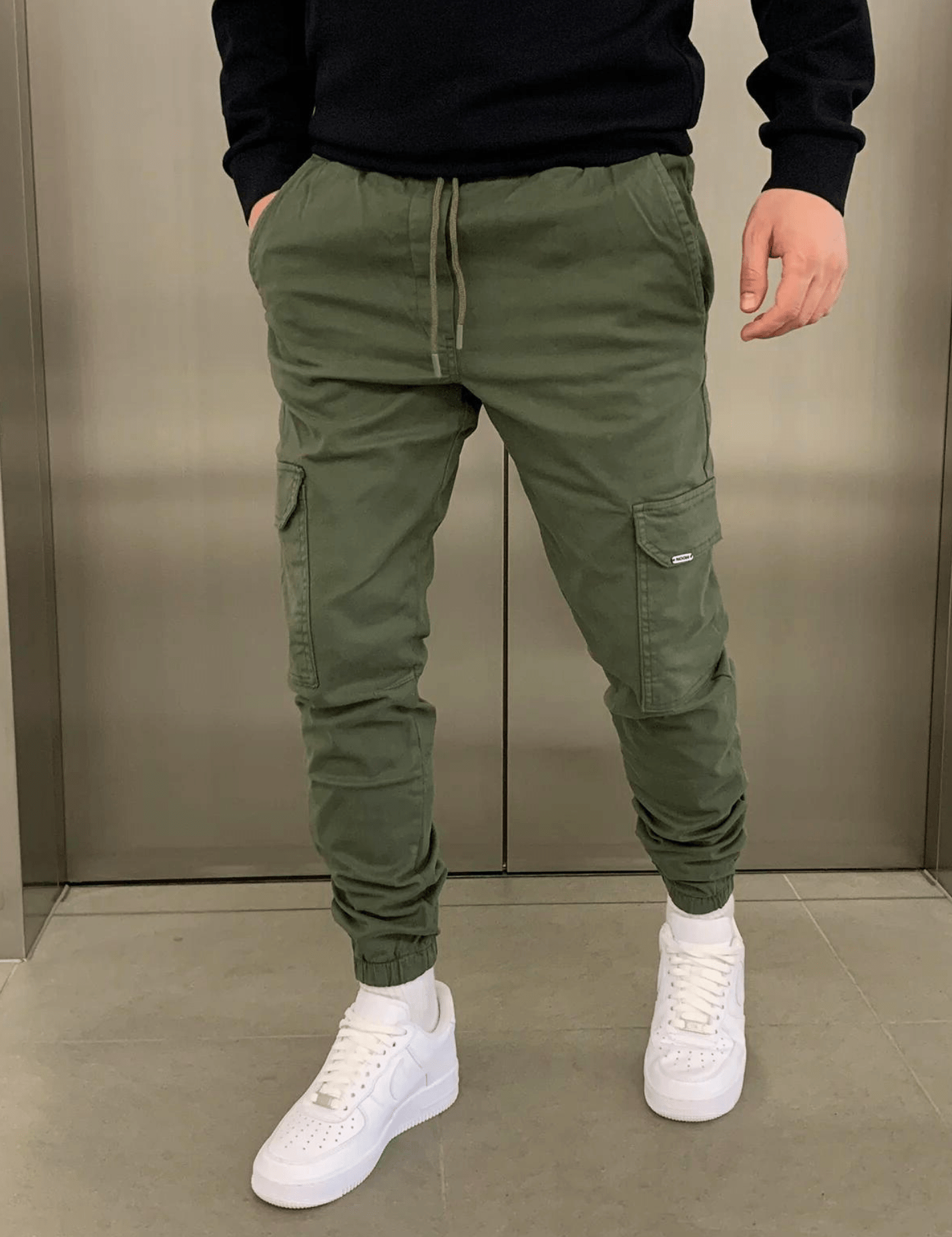Pantalones cargo ajustados para hombre con cintura ajustable y múltiples bolsillos