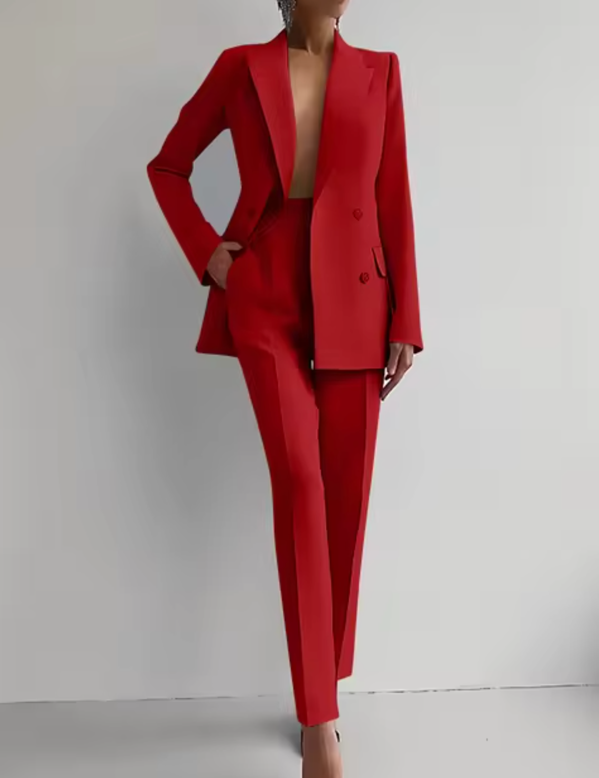Traje elegante de mujer con blazer y pantalón plisado