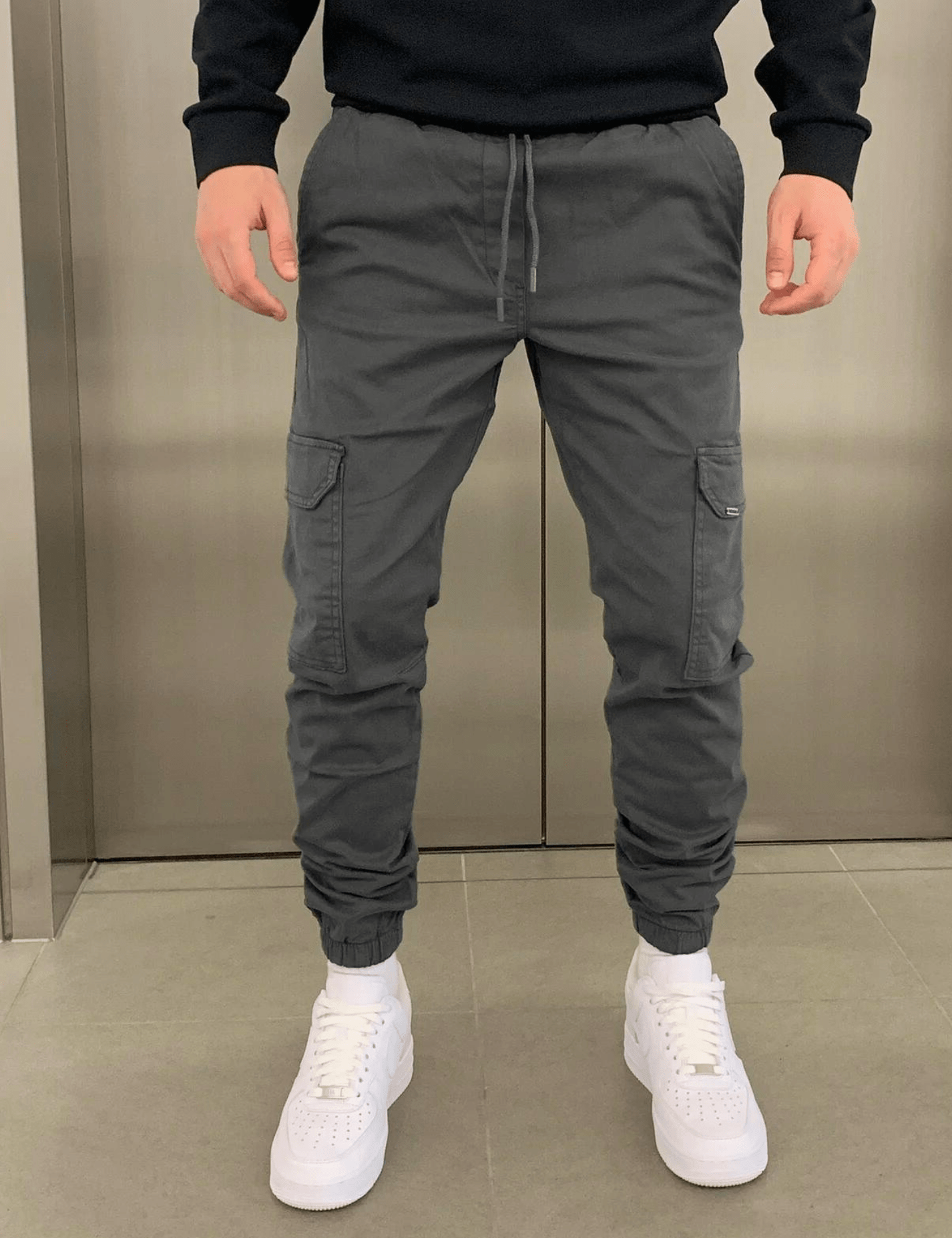 Pantalones cargo ajustados para hombre con cintura ajustable y múltiples bolsillos
