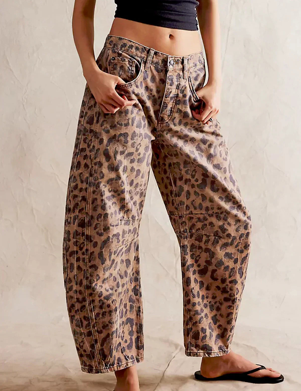 Vaqueros de barril con estampado de leopardo para mujer