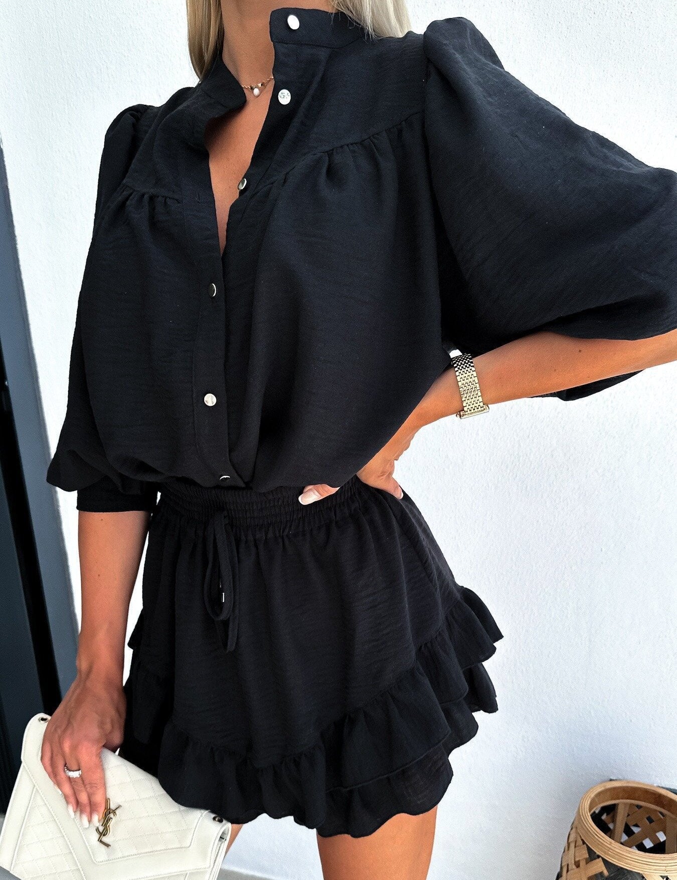 Conjunto de dos piezas para mujer con top con botones y pantalones cortos con volantes en el bajo
