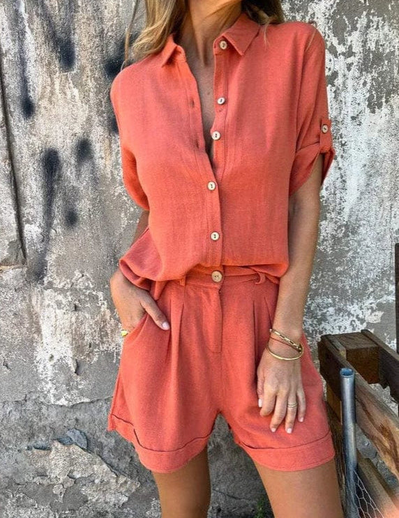 Conjunto de dos piezas de pantalones cortos con botones y mangas enrolladas para mujer