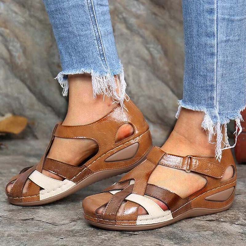 Sandalias de cuña con tiras y punta cerrada para mujer con diseño recortado en el lateral