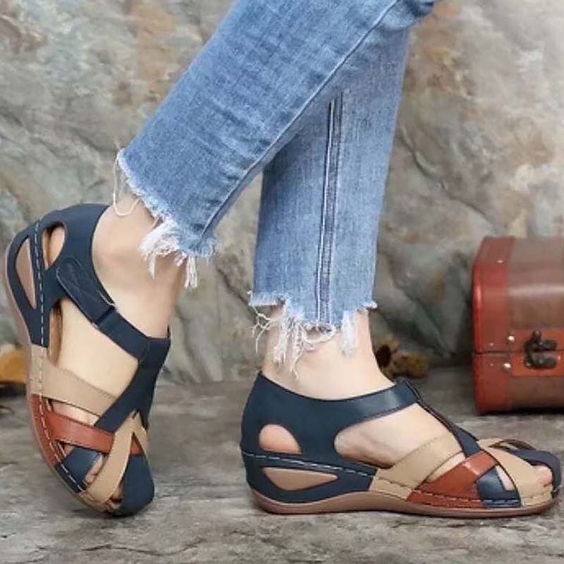 Sandalias de cuña con tiras y punta cerrada para mujer con diseño recortado en el lateral