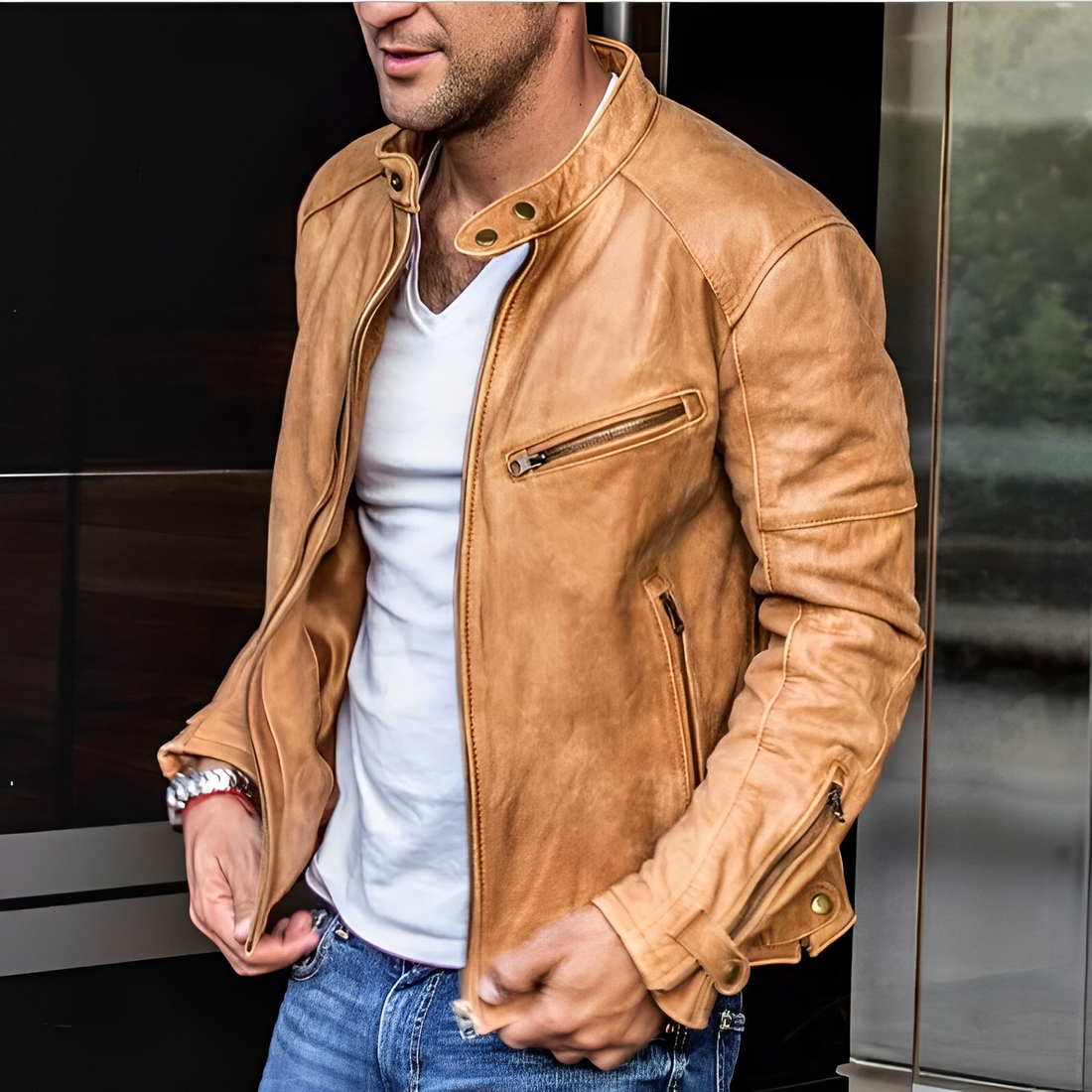 Chaqueta de cuero para hombre con cuello alto y cremallera funcional.