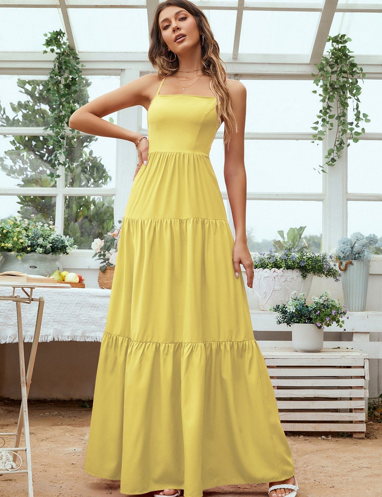 Vestido largo con espalda descubierta y tirantes finos para mujer