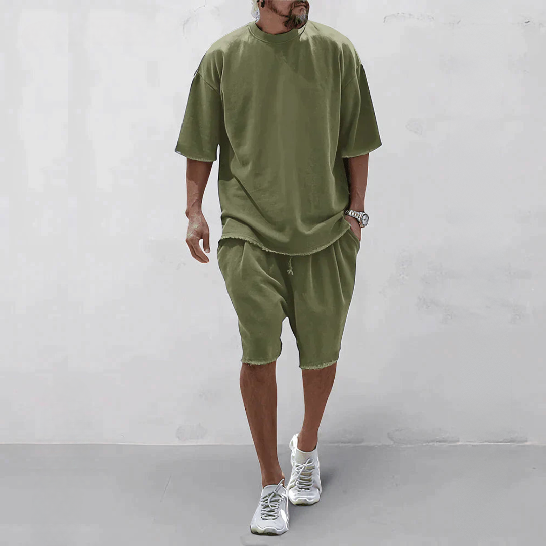 Conjunto de camiseta con bordes sin rematar y pantalones cortos hasta la rodilla para hombre