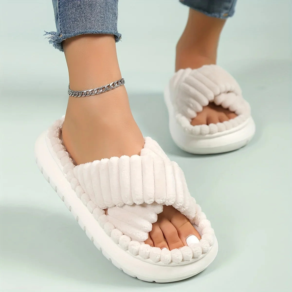 Pantuflas de felpa con tiras cruzadas para mujer, puntera abierta y suela acolchada suave