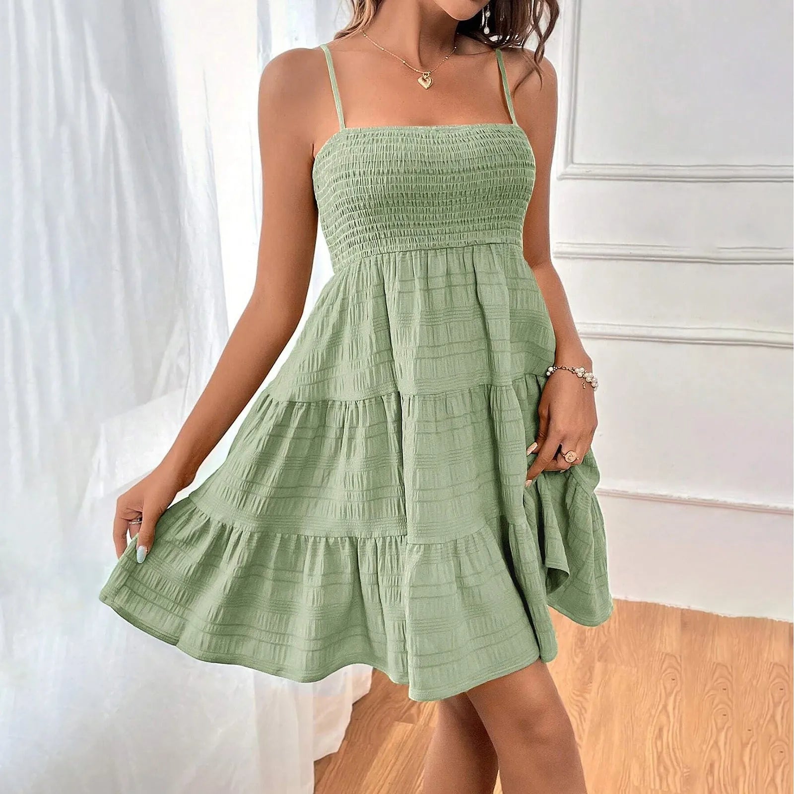 Vestido mini de mujer con capas, corpiño fruncido y tirantes