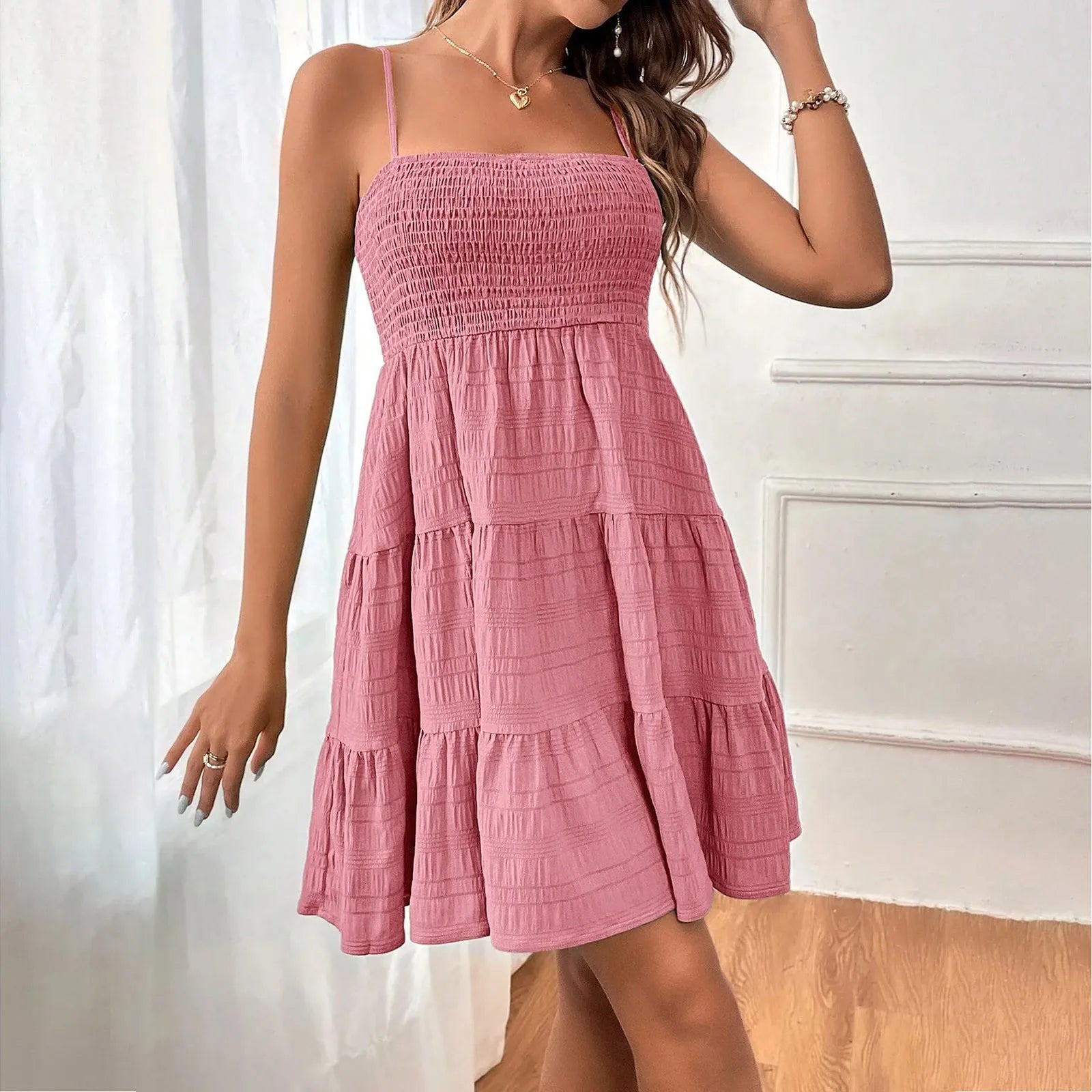 Vestido mini de mujer con capas, corpiño fruncido y tirantes