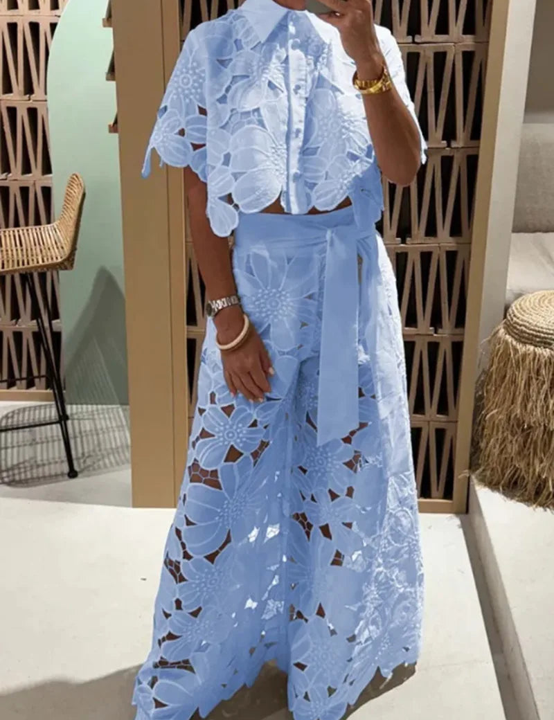 Conjunto de dos piezas para mujer con camisa con abertura floral y pantalones anchos