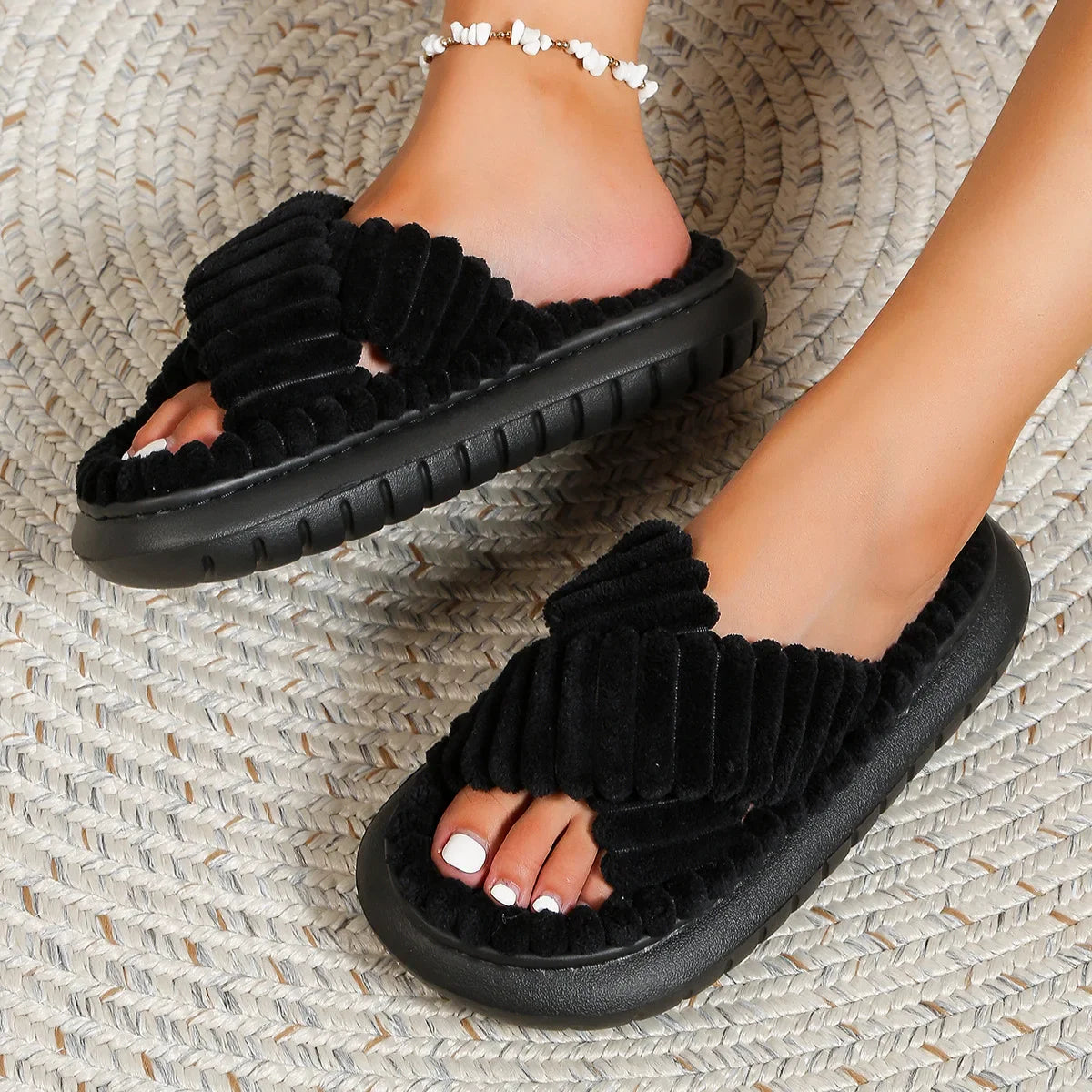 Pantuflas de felpa con tiras cruzadas para mujer, puntera abierta y suela acolchada suave