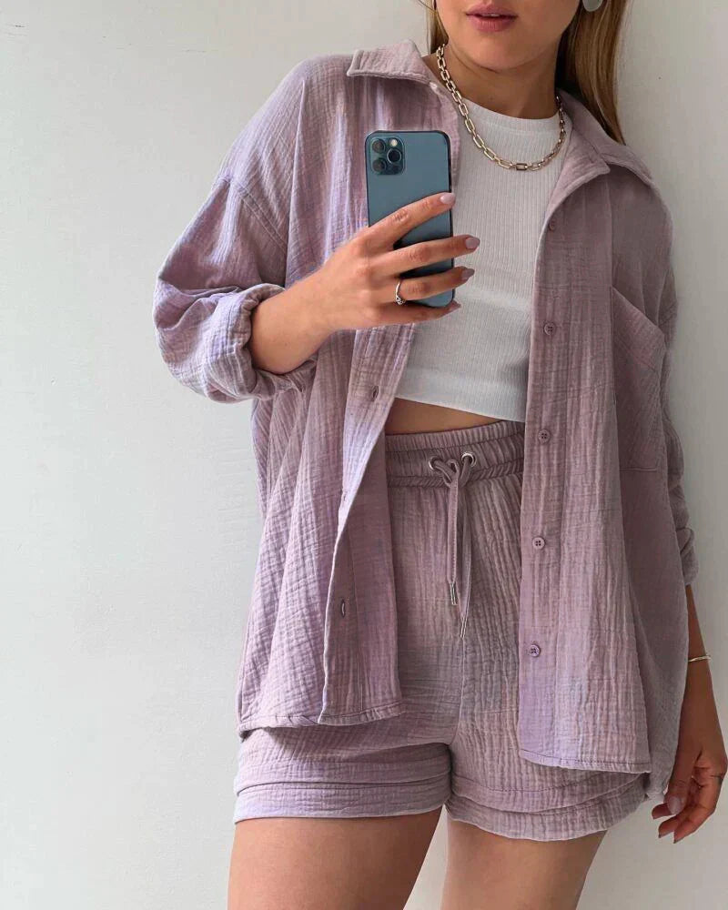 Conjunto de dos piezas de pantalones cortos y camisa abotonada para mujer