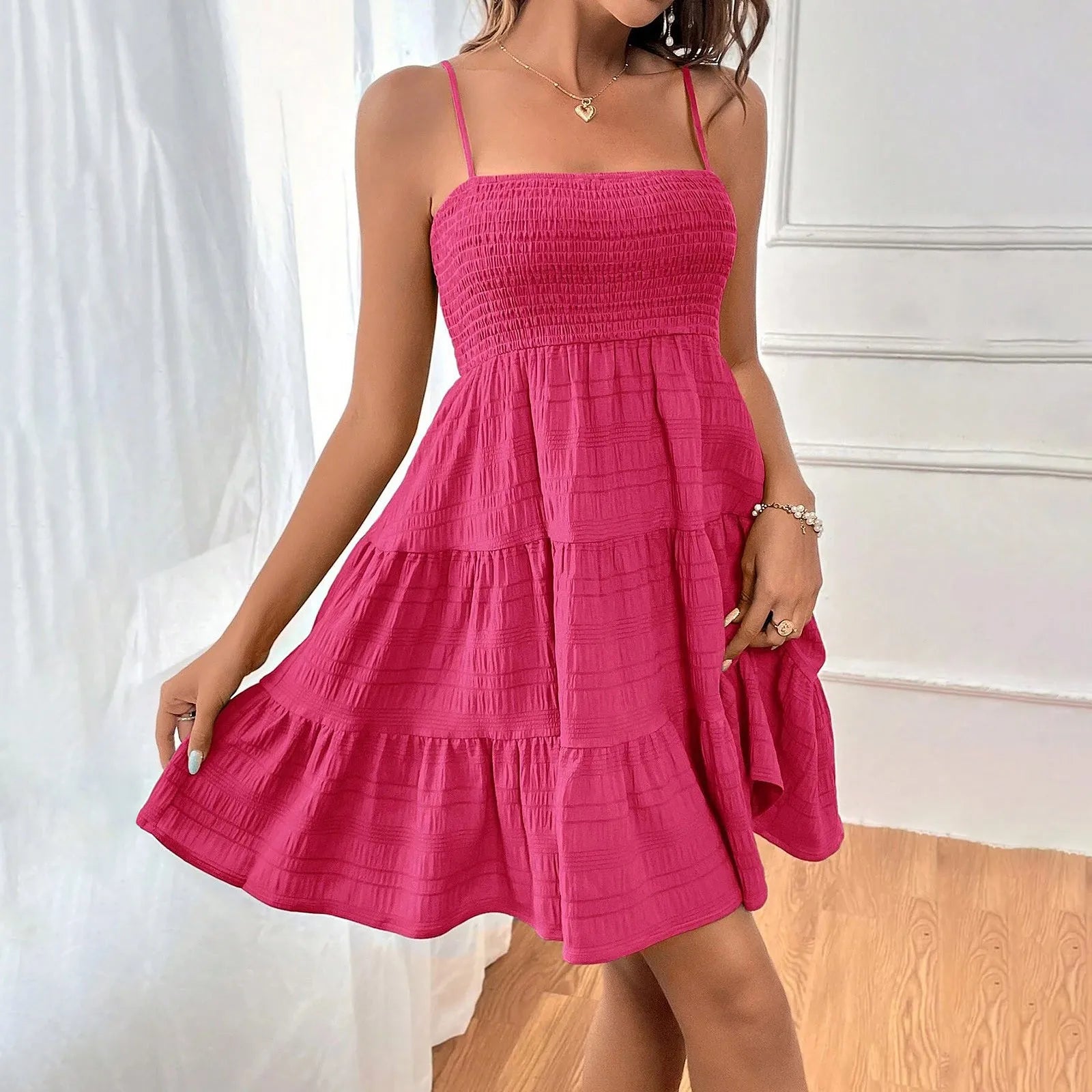 Vestido mini de mujer con capas, corpiño fruncido y tirantes