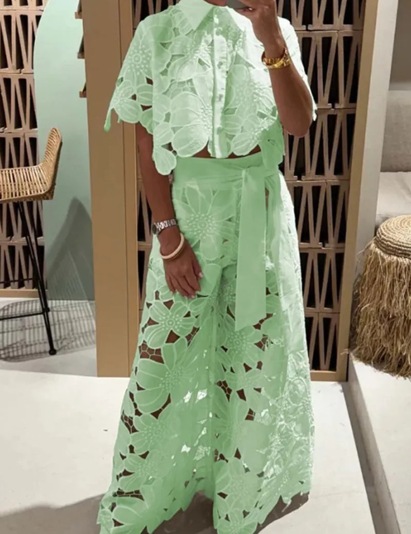 Conjunto de dos piezas para mujer con camisa con abertura floral y pantalones anchos