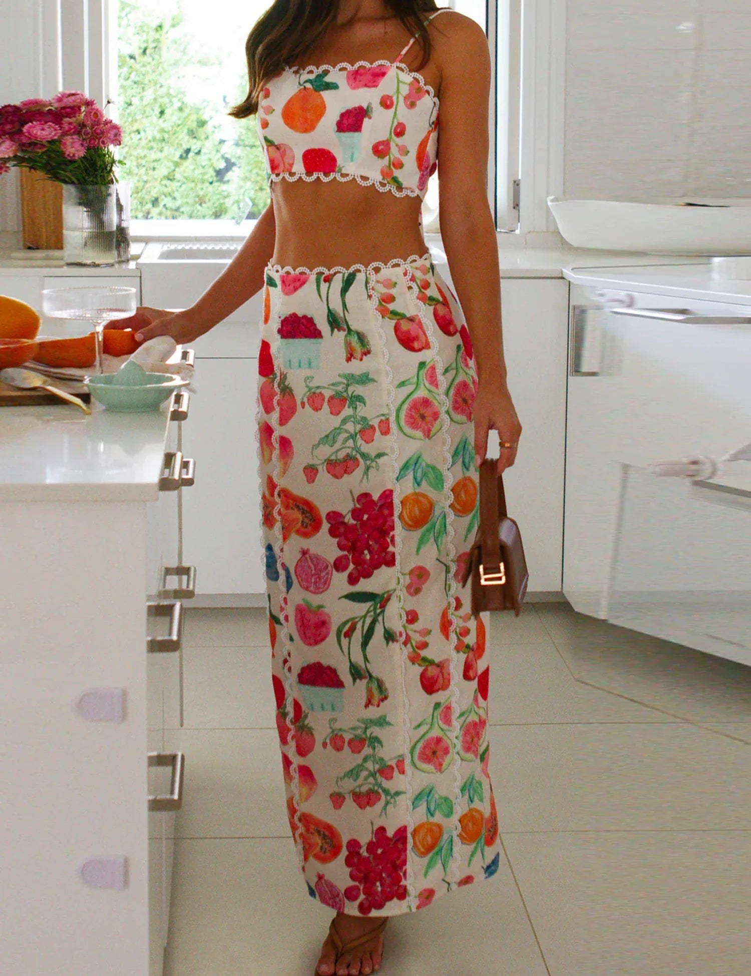 Conjunto de dos piezas para mujer con top corto con estampado de frutas y falda larga