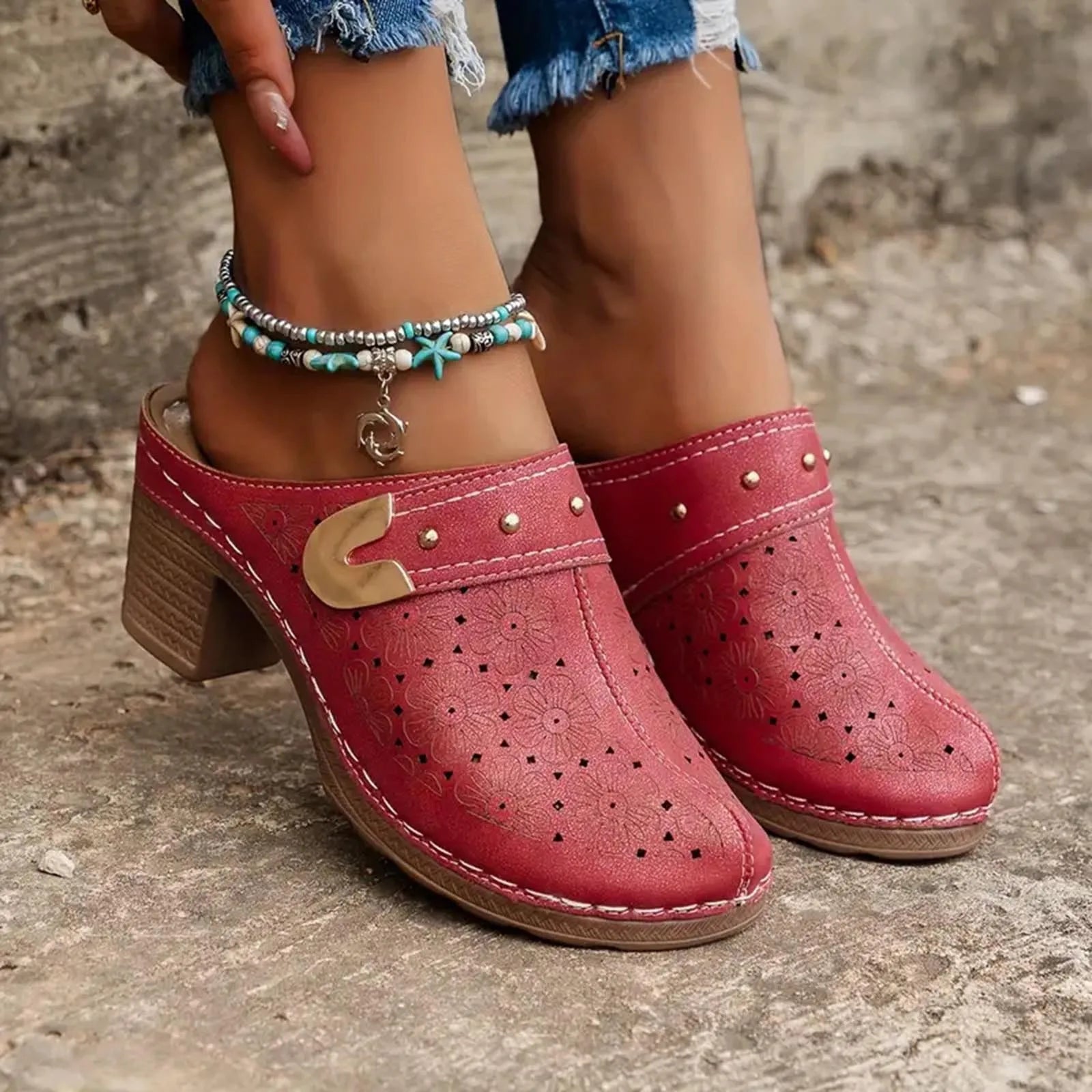 Sandalias tipo mules de tacón cuadrado bohemias para mujer con detalle floral recortado