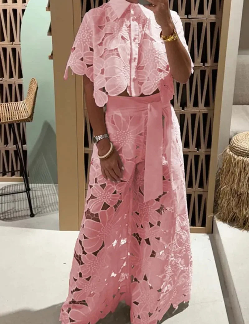 Conjunto de dos piezas para mujer con camisa con abertura floral y pantalones anchos