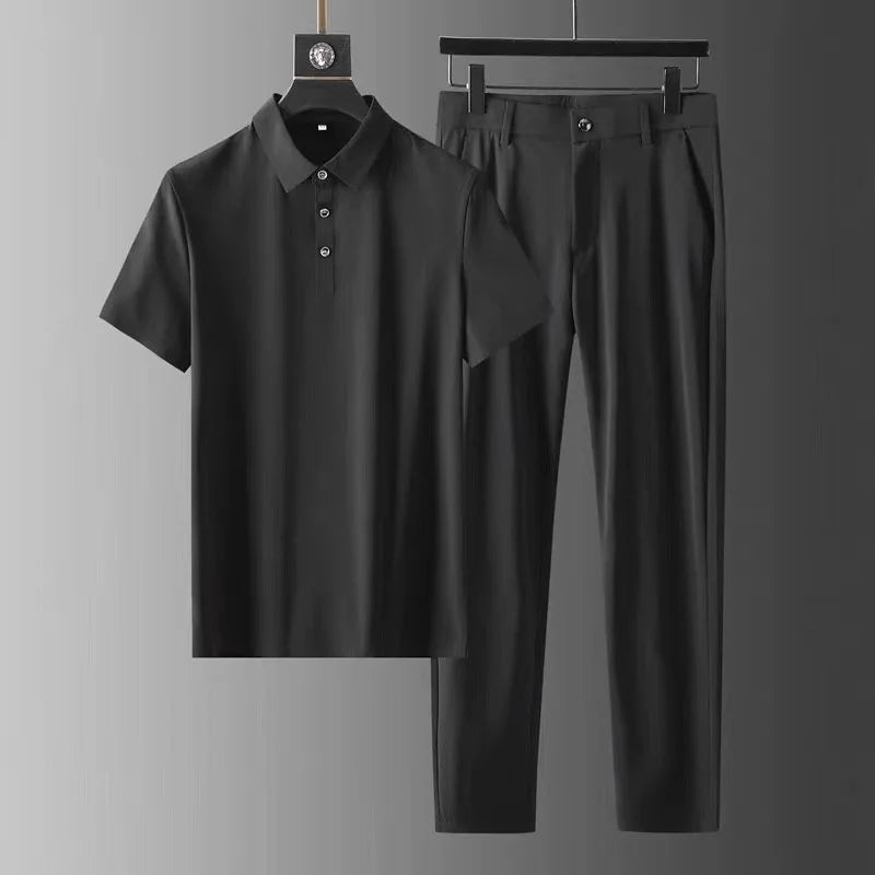 Conjunto de dos piezas de polo de manga corta y pantalón para hombre con corte entallado