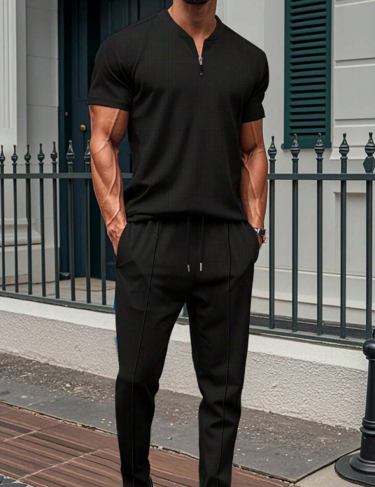 Conjunto de dos piezas para hombre con top con cuello con cremallera y pantalón con cordón y corte ajustado.