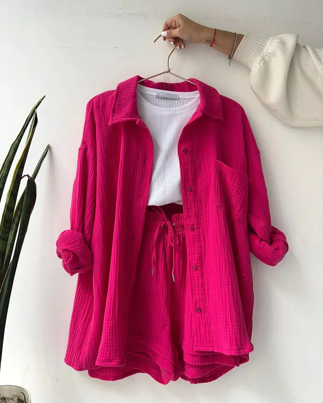 Conjunto de dos piezas de pantalones cortos y camisa abotonada para mujer