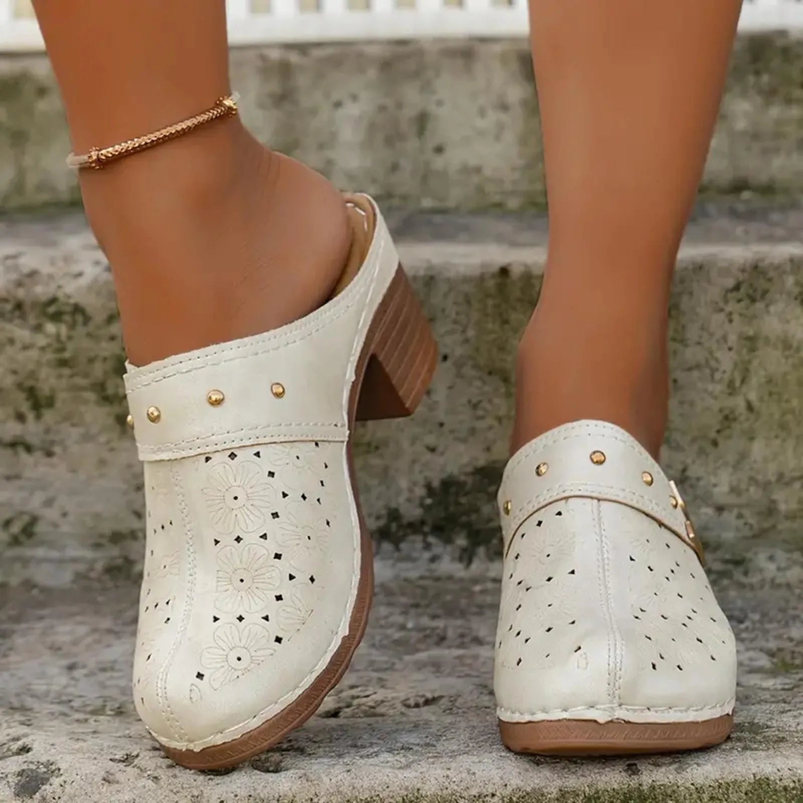 Sandalias tipo mules de tacón cuadrado bohemias para mujer con detalle floral recortado