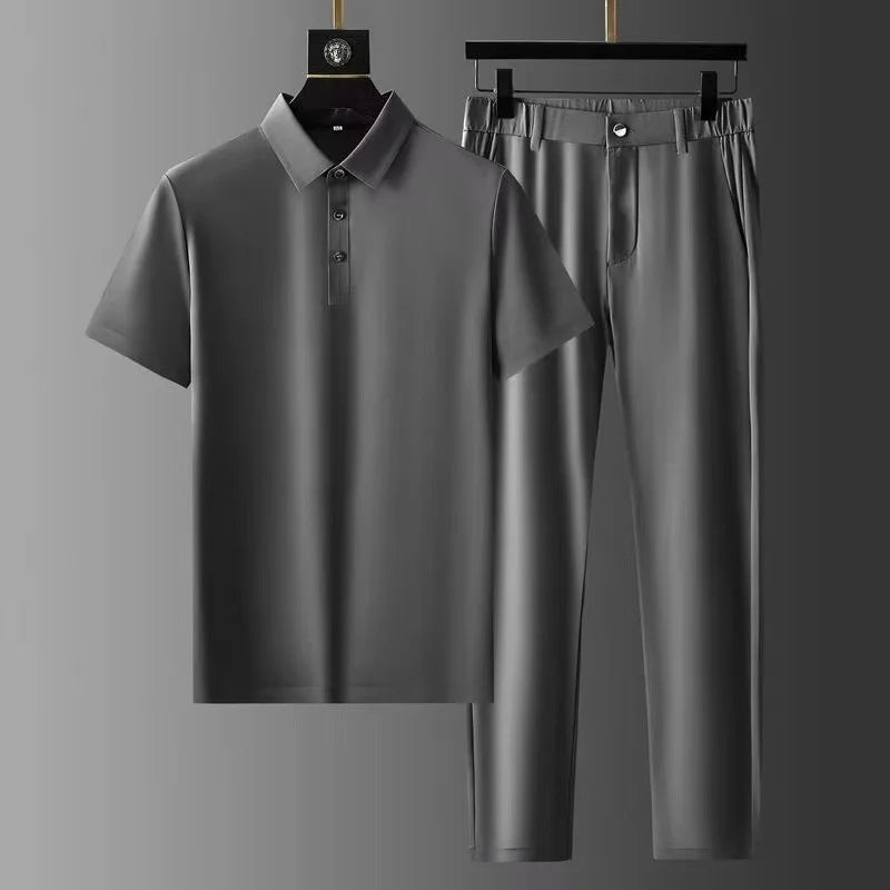 Conjunto de dos piezas de polo de manga corta y pantalón para hombre con corte entallado