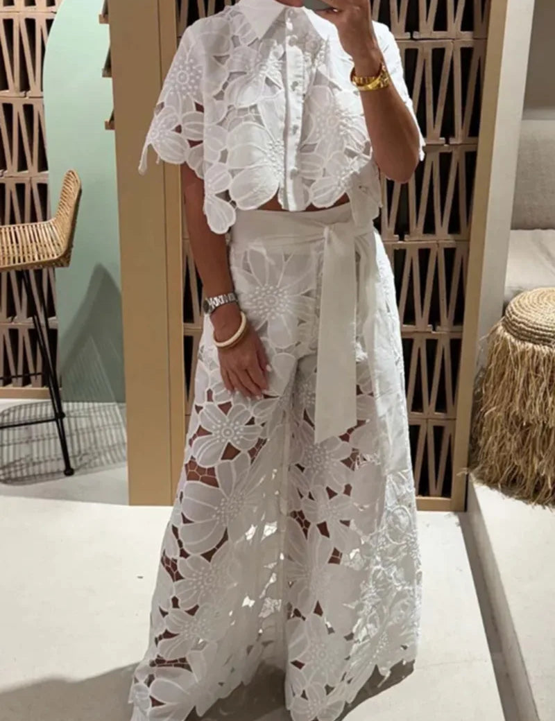 Conjunto de dos piezas para mujer con camisa con abertura floral y pantalones anchos