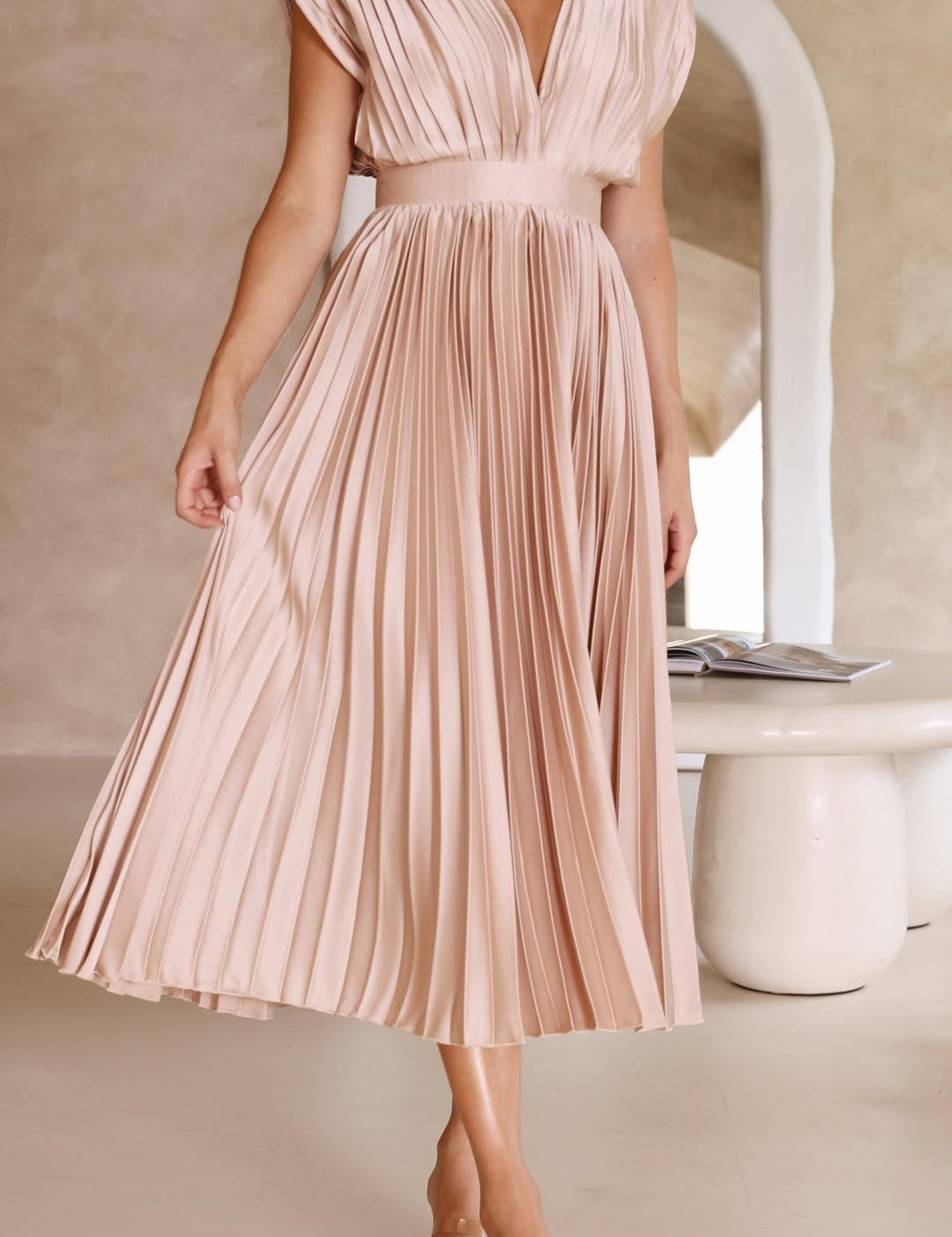 Vestido largo plisado con cuello en V para mujer