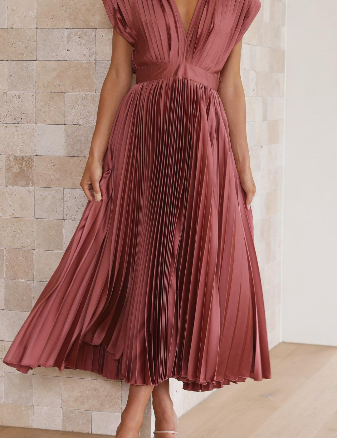 Vestido largo plisado con cuello en V para mujer