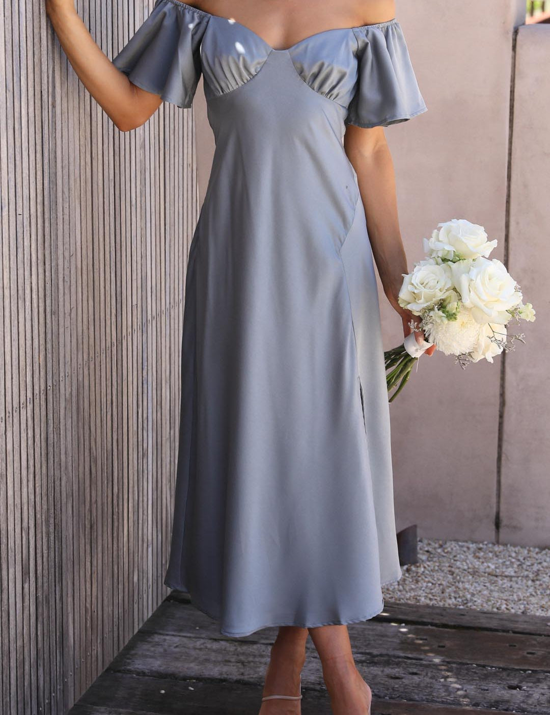 Vestido largo con hombros descubiertos, busto fruncido y abertura lateral para mujer