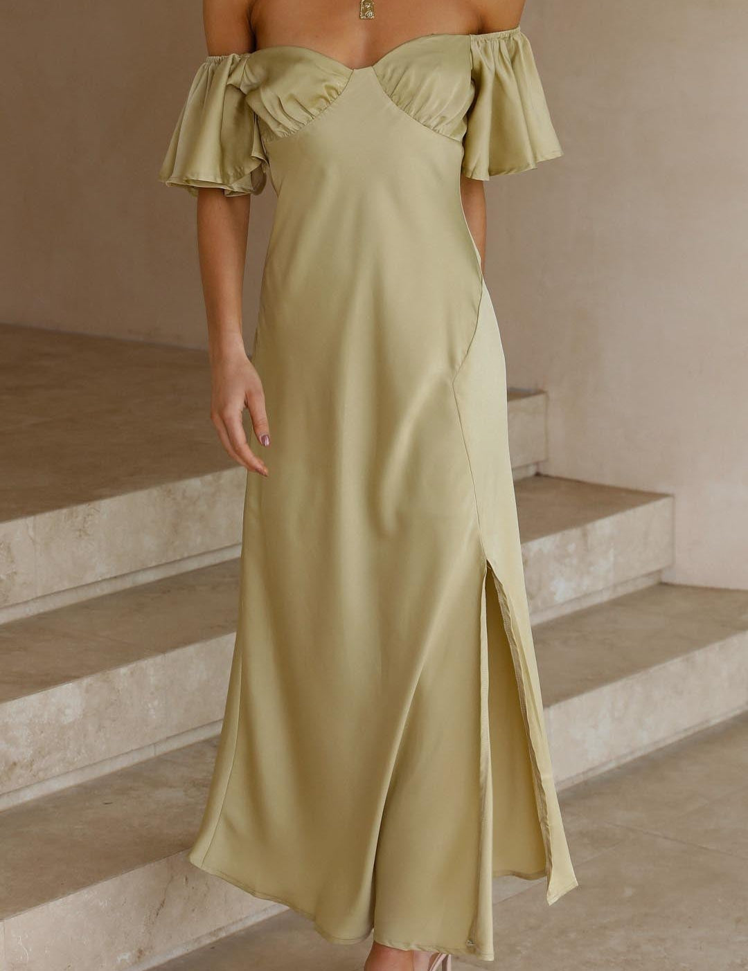 Vestido largo con hombros descubiertos, busto fruncido y abertura lateral para mujer