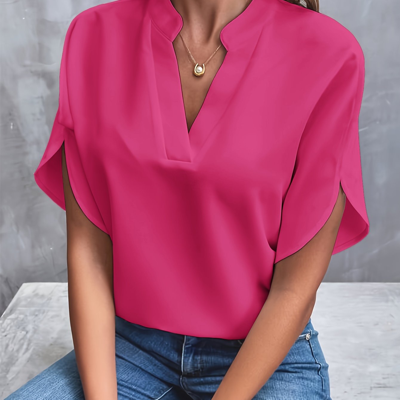 Blusa elegante de mujer con cuello en V
