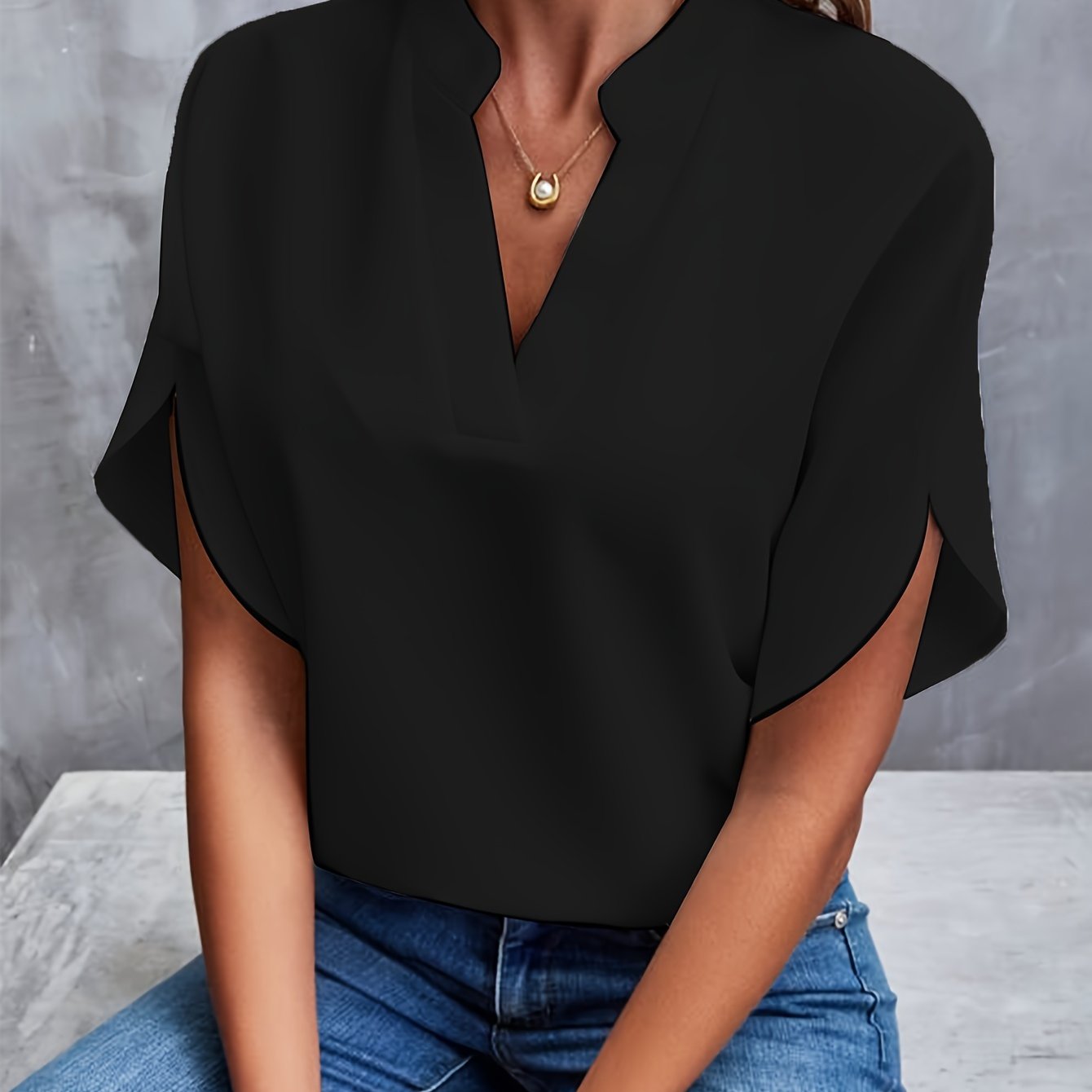 Blusa elegante de mujer con cuello en V