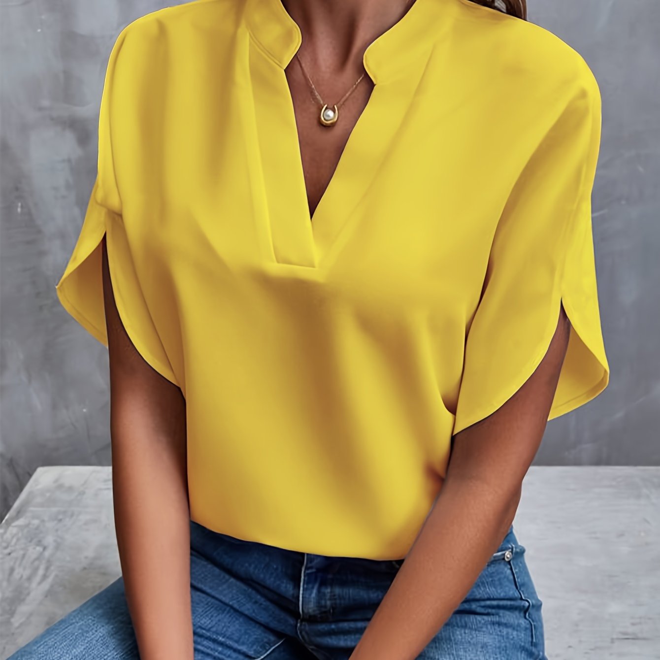 Blusa elegante de mujer con cuello en V